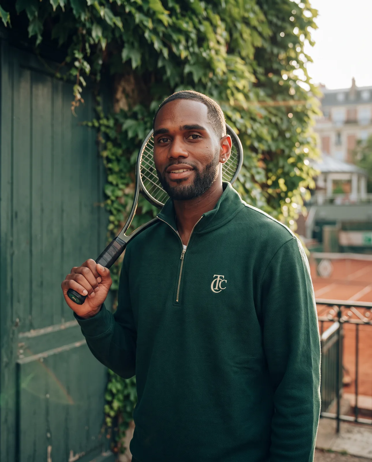 Portrait d’un coach du club, raquette sur l’épaule