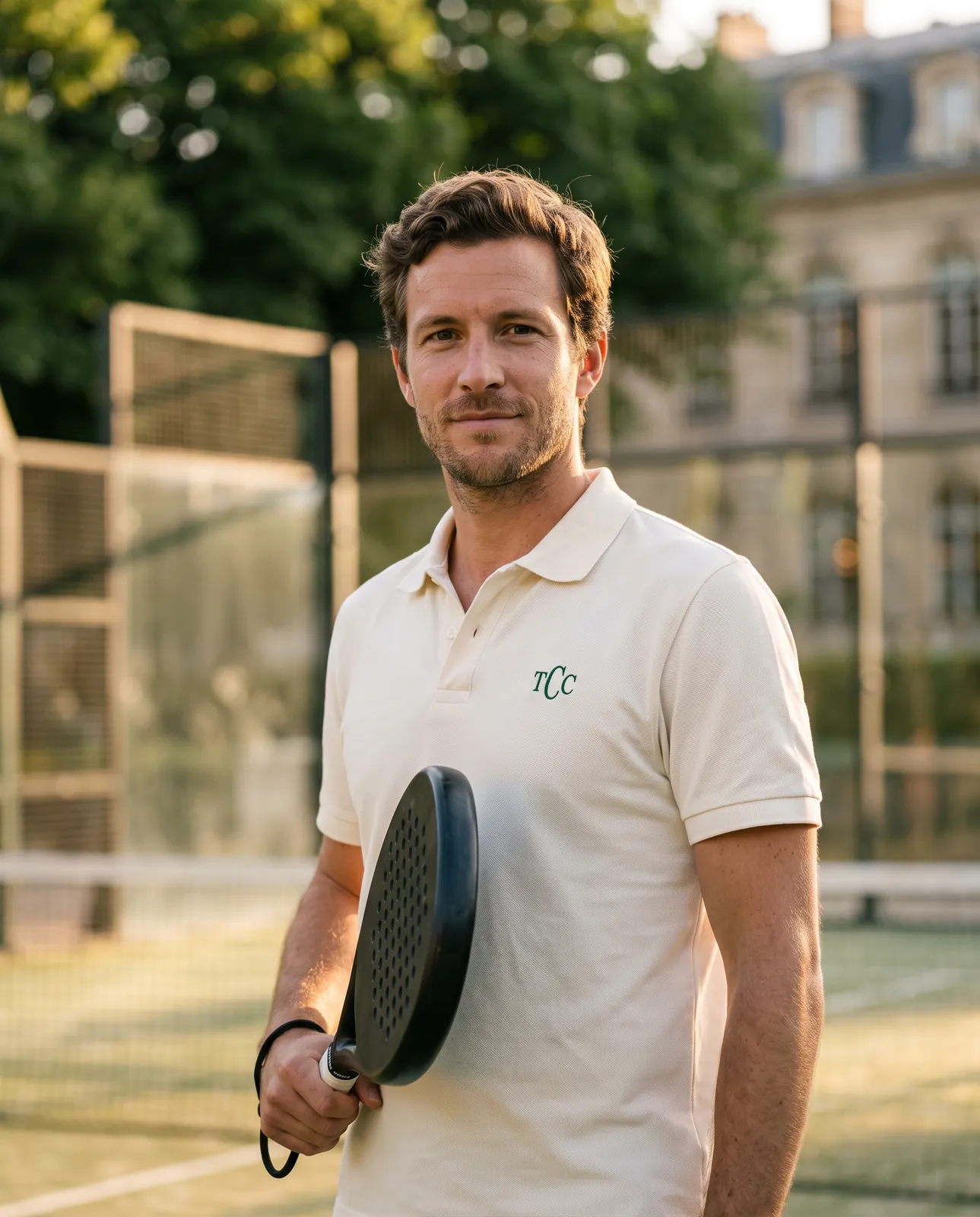 Portrait de Théo, coach du club, raquette de padel en main